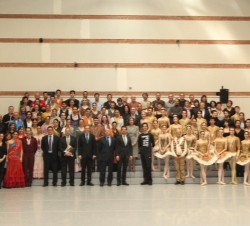 Su Majestad la Reina y las autoridades asistentes, con los integrantes del Ballet Nacional de España y la Compañia Nacional de Danza. Es la primera oc